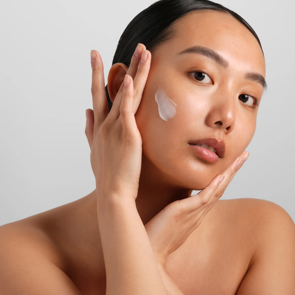 Phyto Stem Crème G.M. Collin - modèle appliquant la crème sur le visage - Spa Santé Le Nénuphar