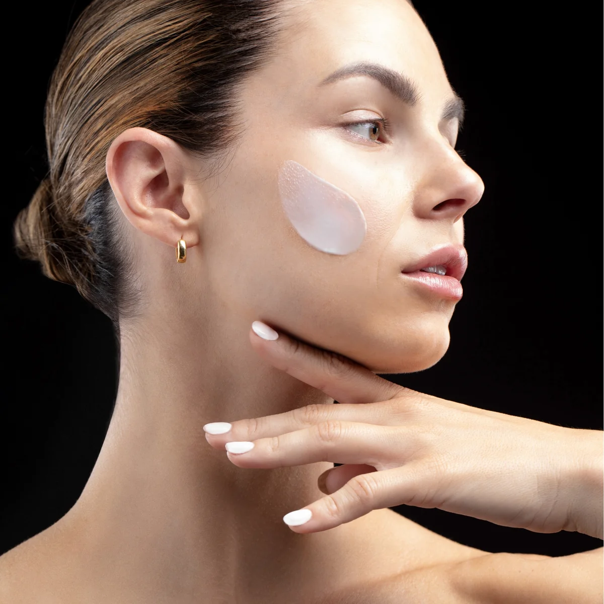 4D Visible Lifting Crème G.M. Collin - modèle profil application crème liftante sur la joue fond noir - Spa Santé Le Nénuphar
