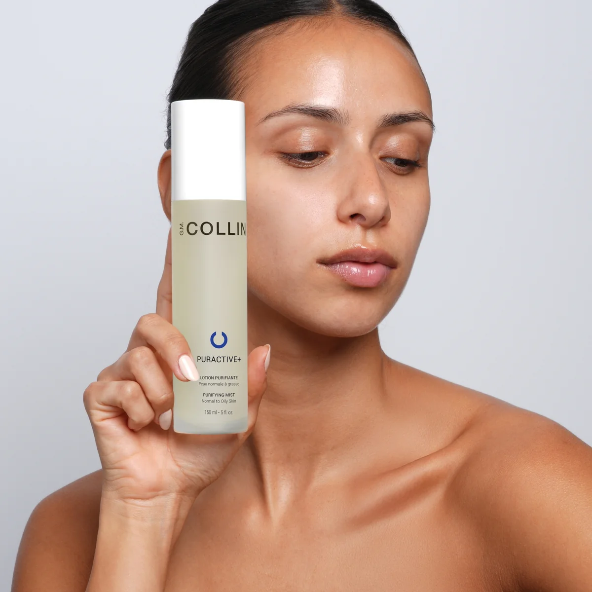 Puractive + Lotion Purifiante G.M. Collin - modèle tenant le flacon lotion purifiante - Spa Santé Le Nénuphar