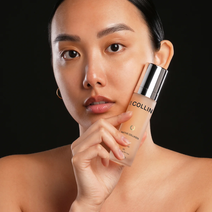 Native Collagen Gel G.M. Collin - modèle tenant le flacon Native Collagen fond noir élégant peau lumineuse - Spa Santé Le Nénuphar