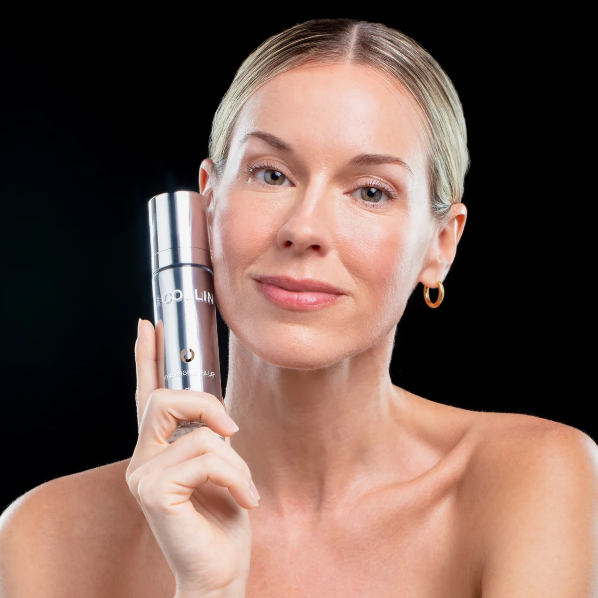 Hyaluronic Filler Crème G.M. Collin - modèle tenant le flacon crème anti-âge - Spa Santé Le Nénuphar
