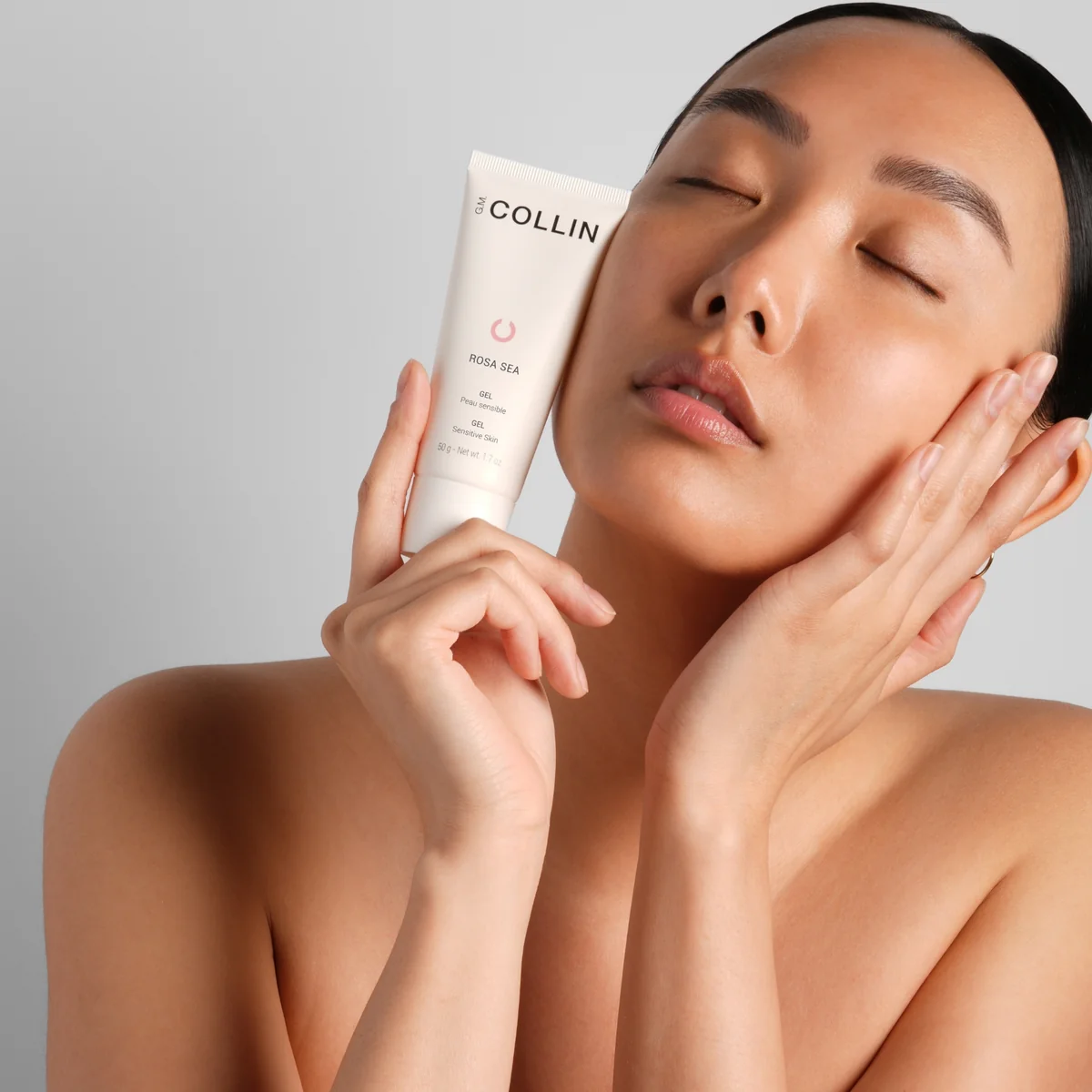Rosa Sea Gel G.M. Collin - gel peaux sensibles tenu par modèle - Spa Santé Le Nénuphar