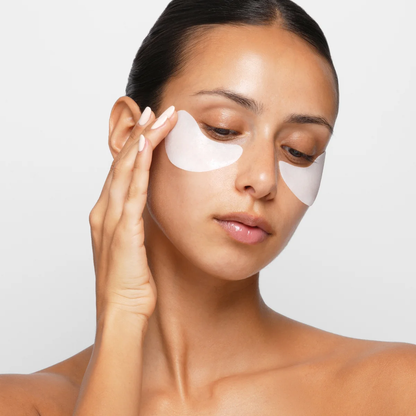 Instant Radiance Patchs Yeux G.M. Collin - modèle avec patchs yeux blancs appliqués sous les yeux peau lumineuse - Spa Santé Le Nénuphar