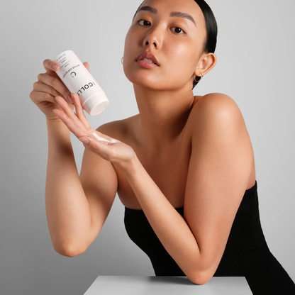 Active Exfoliant Poudre G.M. Collin - modèle tenant le pot exfoliant poudre Active - Spa Santé Le Nénuphar