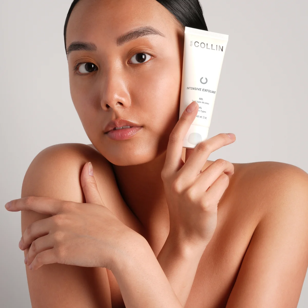 Intensive Exfoliant Gel G.M. Collin - modèle tenant le tube gel exfoliant intensif - Spa Santé Le Nénuphar