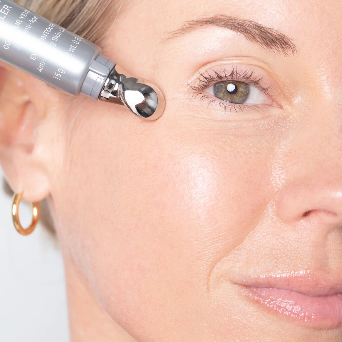 Hyaluronic Filler Contour des yeux G.M. Collin - gros plan applicateur bille argenté sur contour de l’œil - Spa Santé Le Nénuphar