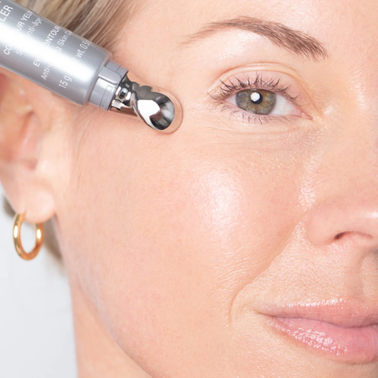 Hyaluronic Filler Contour des yeux G.M. Collin - gros plan applicateur bille argenté sur contour de l’œil - Spa Santé Le Nénuphar