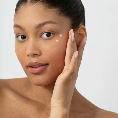 Bota-Peptides Contour des yeux G.M. Collin - modèle appliquant le soin contour des yeux anti-âge - Spa Santé Le Nénuphar