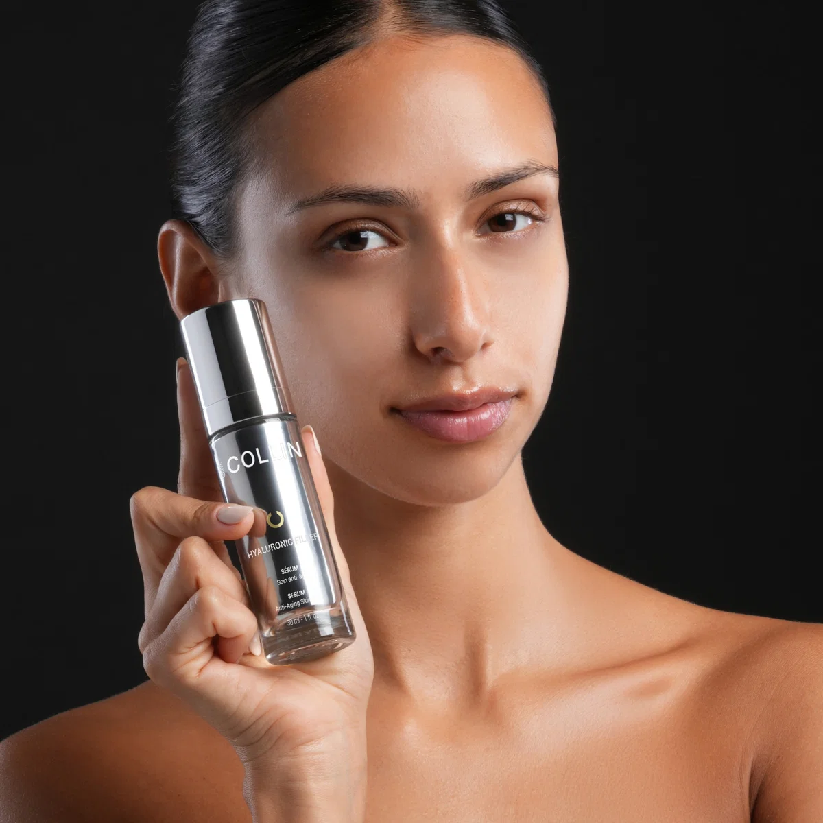 Hyaluronic Sérum G.M. Collin - modèle tenant le flacon sérum anti-âge - Spa Santé Le Nénuphar