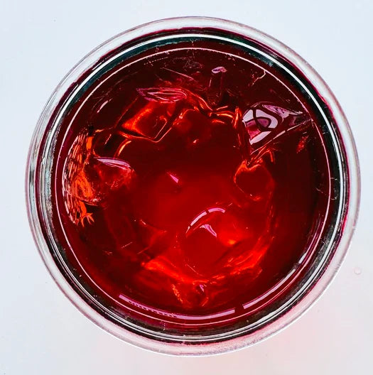 Préparation de l’infusion à froid La Romantique Urbanithé — versement d’eau dans un grand verre avec sachet pyramidal
