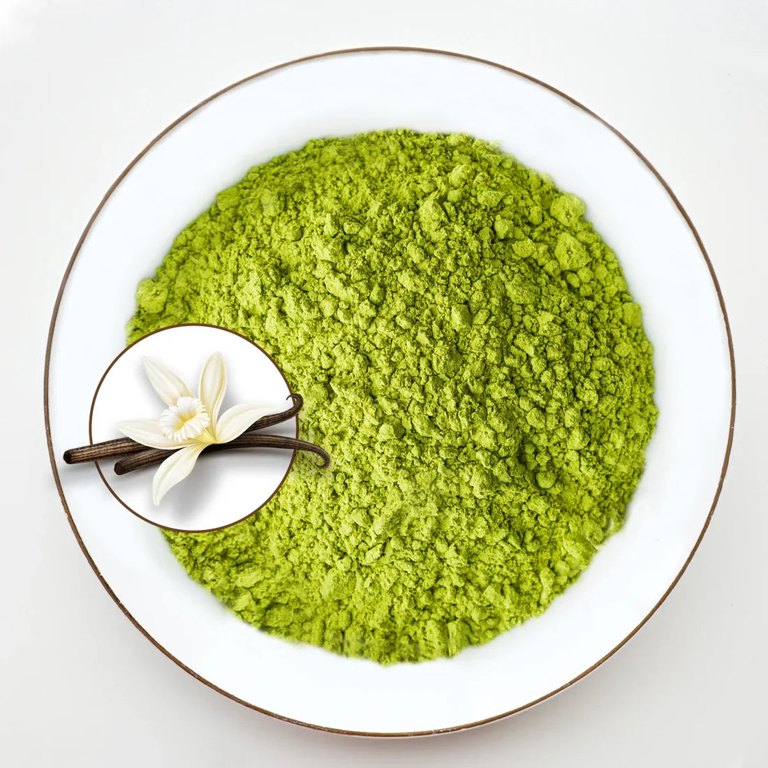 Vue de dessus poudre de matcha vert vif Urbanithé saveur vanille française dans assiette blanche bordée or avec médaillon fleur et gousse de vanille, fond blanc