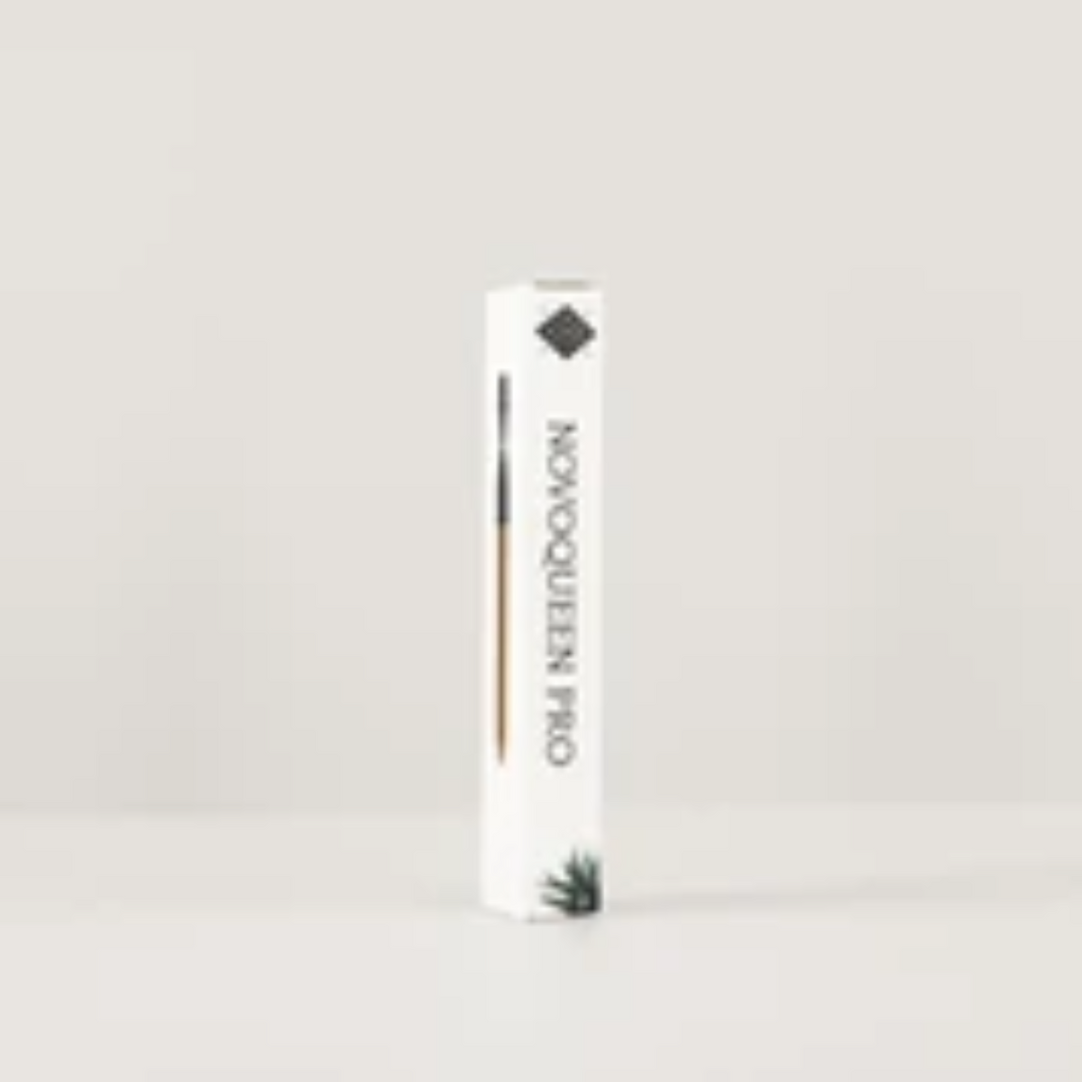 Novobrush™ 3 en 1 Novoqueen — tube emballage blanc côté au Spa Santé Le Nénuphar