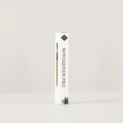Novobrush™ 3 en 1 Novoqueen — tube emballage blanc côté au Spa Santé Le Nénuphar