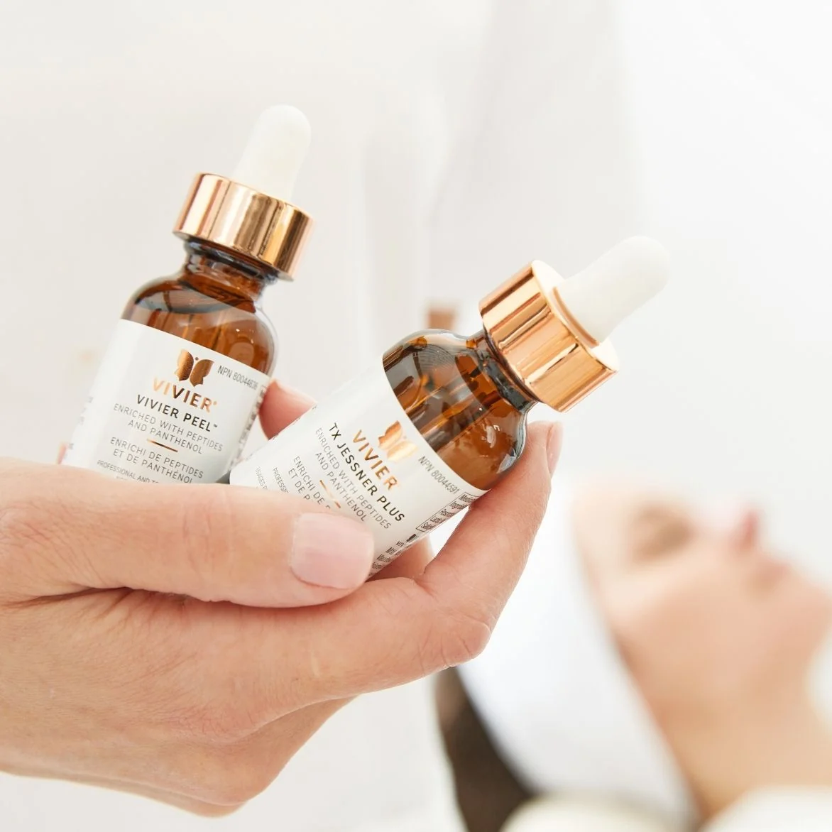 Flacons Vivier Peel et TX Jessner Plus tenus en main lors d’un soin au Spa Santé Le Nénuphar