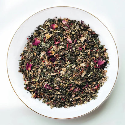 Mélange de tisane Detox Urbanithé dans un bol blanc — feuilles séchées, pétales de rose et herbes dépuratives